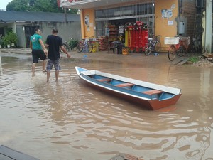 Canoa utilizada por moradores para atravessar a rua (Foto: Lincon Botelho/Arquivo Pessoal)