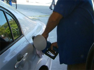 Frentista abastece carro em posto de combustíveis em Campinas (Foto: Reprodução EPTV)