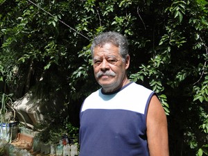 Francisco de Oliveira Maia dá bom exemplo e ajuda a prevenir a dengue (Foto: Flávia Cristini/G1)