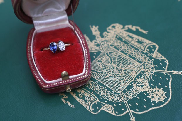 Anel de noivado dado por Napoleão para sua noiva Josefina foi vendido por R$ 2,4 milhões em Paris (Foto: AFP)