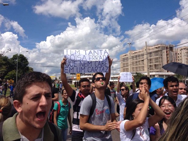 Estudantes durante protesto contra redução de carga horária em faculdade particular do DF (Foto: Lucas Salomão/G1)