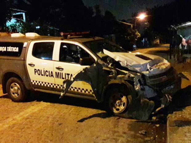 Bastante danificado após bater em uma mureta, carro da PM não teve condições de dar continuidade à perseguição (Foto: Sérgio Costa/PortalBO)