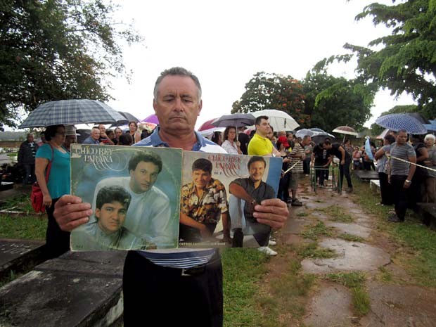 O autônomo Fernando Pereira de Carvalho foi ao enterro de Chico Rey com LPs do músico em dupla com o irmão Paraná (Foto: Alexandre Bastos/G1)