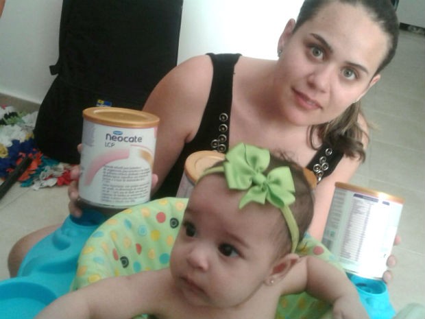 Maria Antônia, de 5 meses, filha de Luana tem direito a 15 latas de leite, mas só recebeu 4 (Foto: Fernanda Zauli/G1)