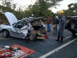 Carro rodou na pista e foi atingido na traseira o pelo ônibus. (Foto: Valdivan Veloso/G1) Carro rodou na pista e foi atingido na traseira o pelo ônibus. (Foto: Valdivan Veloso/G1)