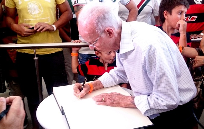 Zagallo assina o livro de ouro do Maracanã (Foto: Richard Souza)