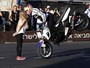 Dubl� faz manobra em apenas uma roda em moto e ainda beija jovem