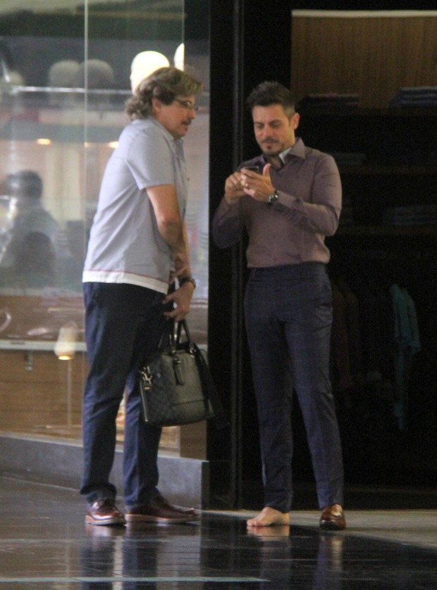 Edson Celulari e Luigi Baricelli conversam em shopping (Foto: Daniel Delmiro/AgNews)