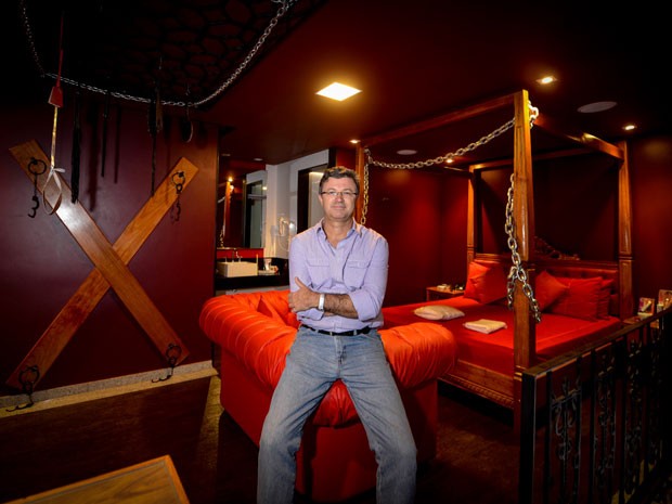 O arquiteto Ricardo Freire na suíte '50 tons de cinza', que projetou para um motel em São Paulo (Foto: Flávio Moraes/G1)