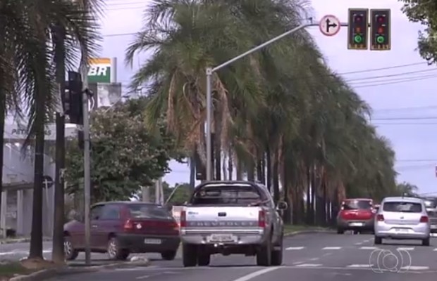 Motoristas cruzando à esquerda são registrados a todo momento (Foto: Reprodução/TV Anhnaguera)