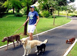 Victor goleiro com seus cachorros (Foto: Divulgação / Arquivo Pessoal)