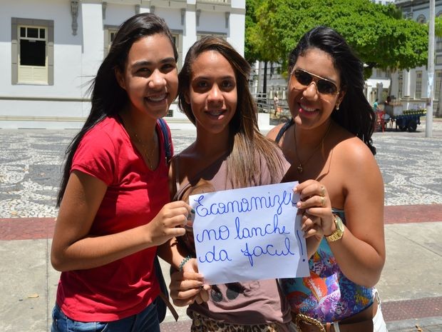 Taislane Santos e as amigas pararam de lanchar na faculdade  (Foto: Tássio Andrade/G1)