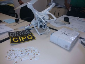 Drone é apreendido com 340 chips e 9 celulares antes de chegar a presídio (Foto: Divulgação/Polícia Militar)