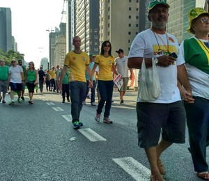 Algumas pessoas já começam a ir embora da Avenida Paulista (Foto: Júlia Korte/ÉPOCA)