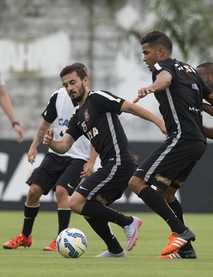 Em treino intenso e cheio de gols, Tite ganha reforço de três 