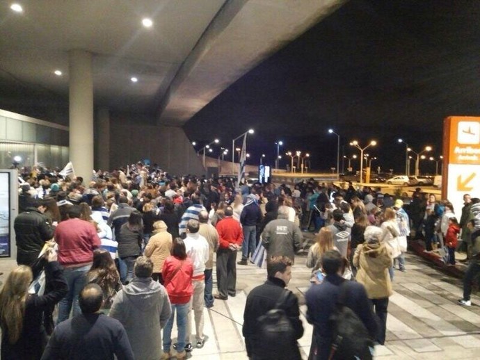 Aeroporto Uruguai, chegada Suarez (Foto: Twitter)