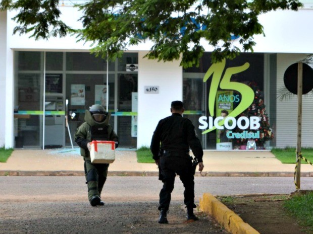 Militar do esquadrão antibombas retirar artefato de cooperativa (Foto: Eliete Marques/G1)