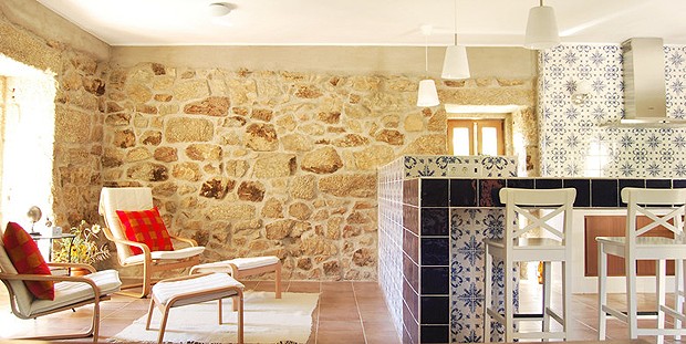 Sala de estar da casa principal, integrada com a cozinha aberta. Os típicos azulejos portugueses chamam a atenção na cozinha: azulejo Cinca, linha Tradicional, 15 x 15, modelo alpedrinha; azulejo Cinca, linha pombalino, 15 x 15, modelo azul cobalto (banca (Foto: Divulgação)