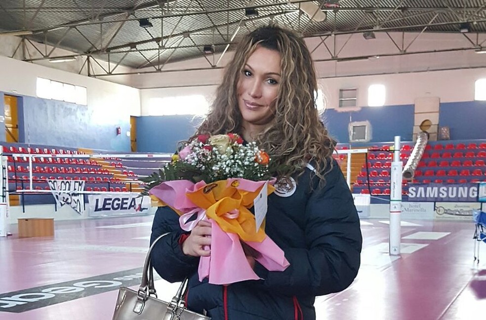 Tifanny Abreu recebeu flores do presidente da Liga Italiana como forma de parabéns (Foto: Divulgação)