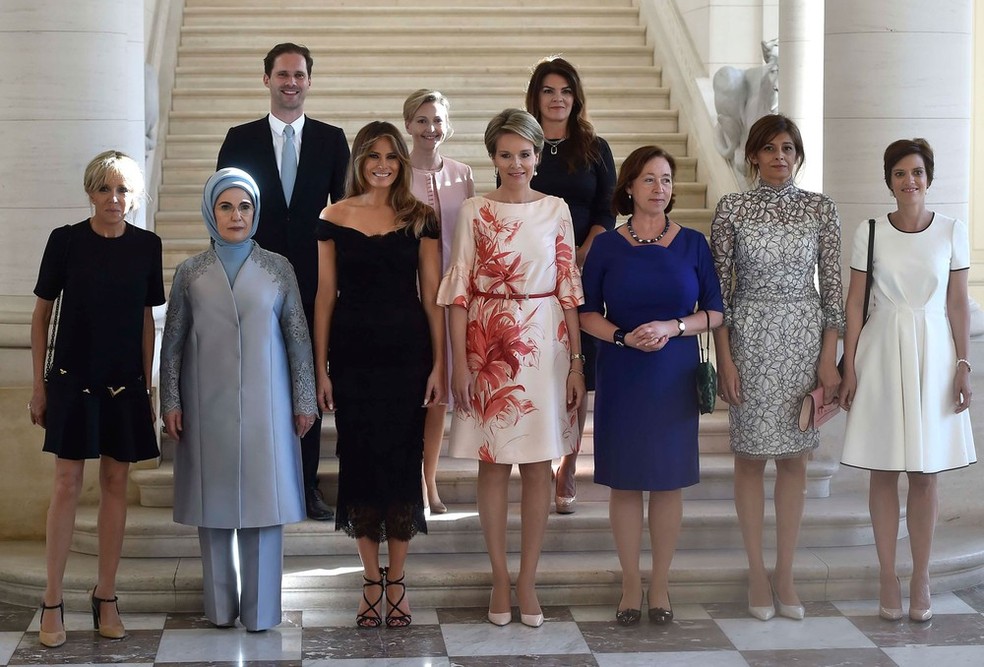 Foto de primeiras-damas e do marido de premiê de Luxemburgo na Bélgica (Foto: Hannah Mckay/Reuters)