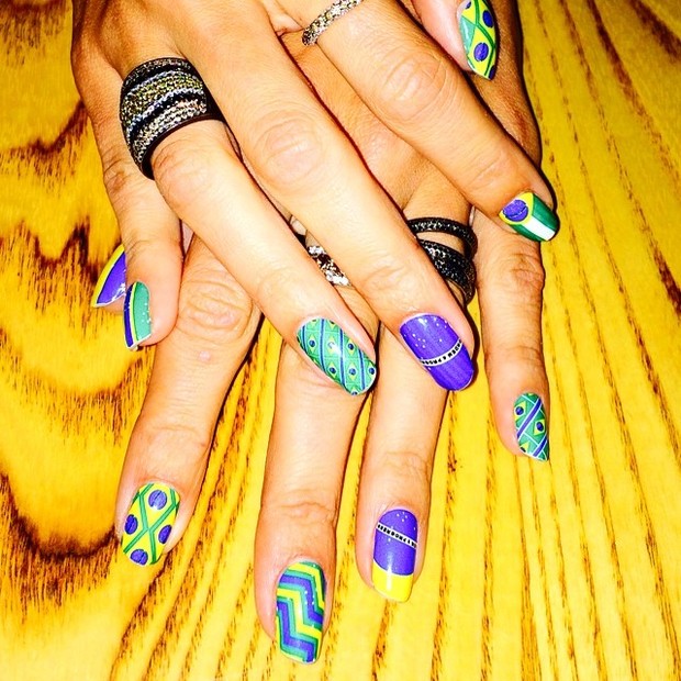 Alessandra Ambrósio exibe as unhas em homenagem ao Brasil (Foto: Instagram/ Reprodução)