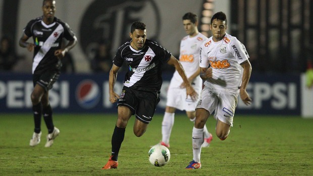 Eder Luis Vasco x Santos (Foto: Márcio Alves / O Globo)