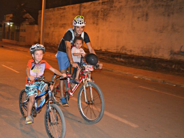 Rafael levou o filho de 2 anos e 5 meses e o sobrinho de 8 anos para cicleata (Foto: Aline Nascimento/G1)