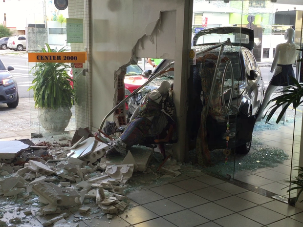 G1 Motorista perde controle e entra carro em loja em João Pessoa