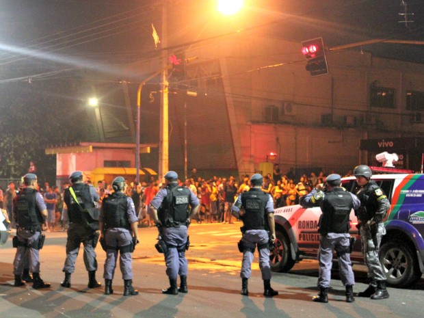 Familiares que estão do lado de fora da cadeia tentaram invadir o prédio após ouvirem barulho supostamente de tiros (Foto: Romulo de Sousa/G1 AM)