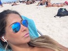 Mayra Cardi mostra estrias no seio ao posar de biquíni em praia de Miami