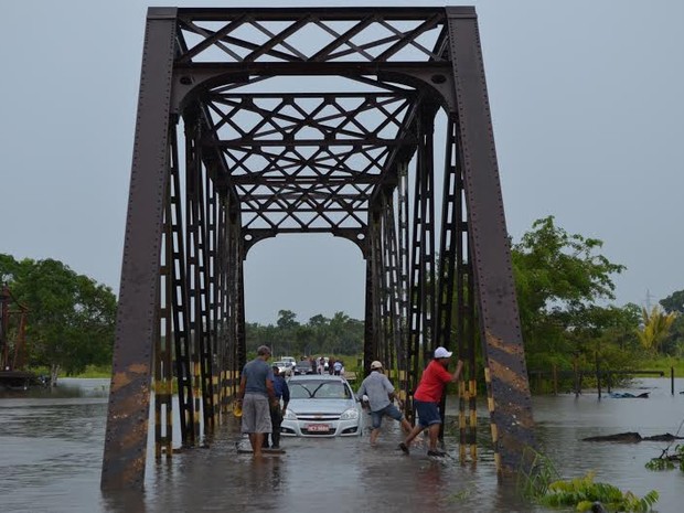 Nível do Rio Araras cobre ponte que dá acesso a Guajará-Mirim (Foto: Dayanne Saldanha/G1)