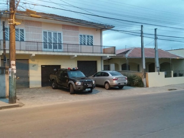 Ação da Polícia começou ainda na madrugada em Joinville (Foto: Marcos Pereira/RBS TV)