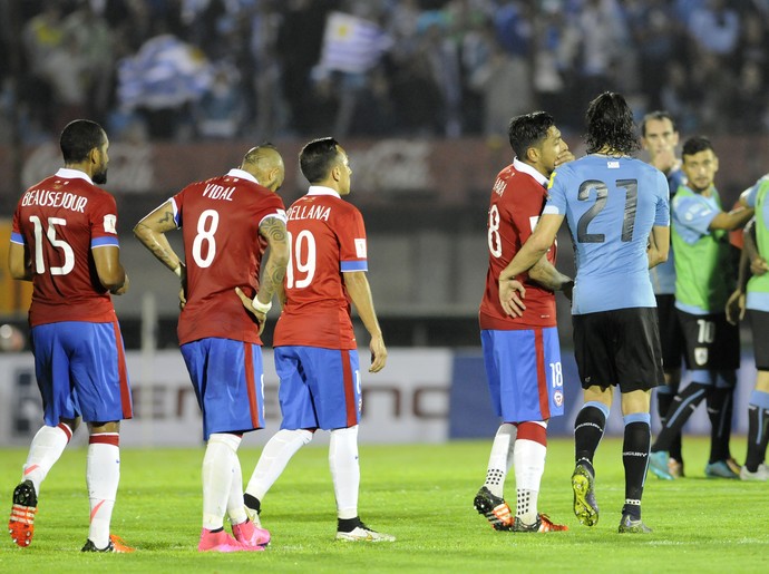Jara e Cavani conversam depois de Uruguai x Chile (Foto: Sandro Pereyra/STR) Jara e Cavani conversam depois de Uruguai x Chile (Foto: Sandro Pereyra/STR)