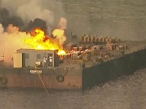 Balsa pegando fogo no Rio de Janeiro (Foto: Reprodução/TV Globo)