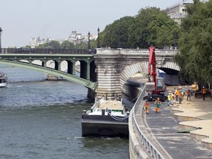 Praia artificial será construída à beira do Rio Sena em Paris (Foto: Patrick Kovarik/AFP)