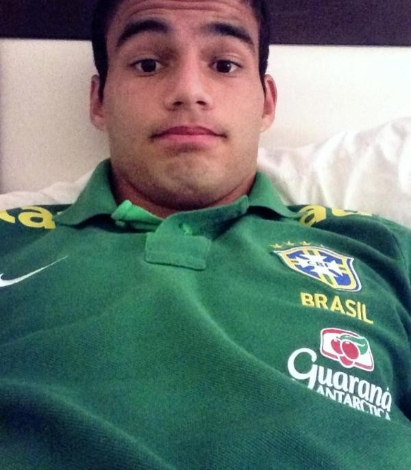 Thiago orgulhoso com uma das camisas da Seleção Brasileira (Foto: Arquivo Pessoal) - thiago_maia