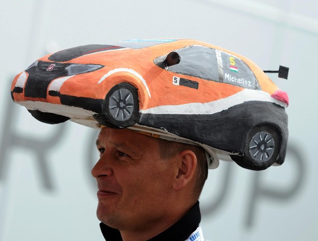 Fã do piloto Norbert Micheliz, do WTCC, com chapéu em forma de carro (Foto: Divulgação)