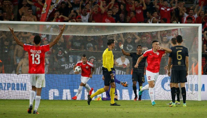 Hoban fez o segundo do Hapoel na partida, mas a reação não foi grande o suficiente para a conquista da vaga (Foto: Reuters)