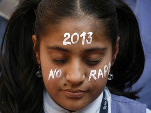 Menina homenageia vítima de estupro coletivo na ìndia (Foto: Amit Dave/Reuters)