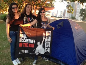 Fãs de Paul McCartney acampados no Estádio Serra Dourada, em Goiânia (Foto: Gabriela Lima/G1)