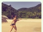 Mariana Rios mostra boa forma correndo na praia
