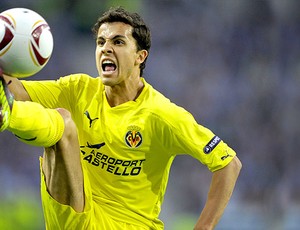 Nilmar no jogo do Villarreal (Foto: AFP)