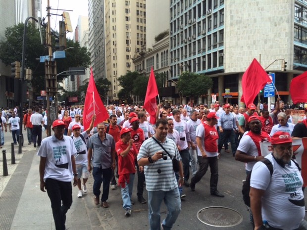 Manifestantes que pedem conclusão de obras do Comperj bloqueiam a Avenida Rio Branco (Foto: Matheus Rodrigues/G1)