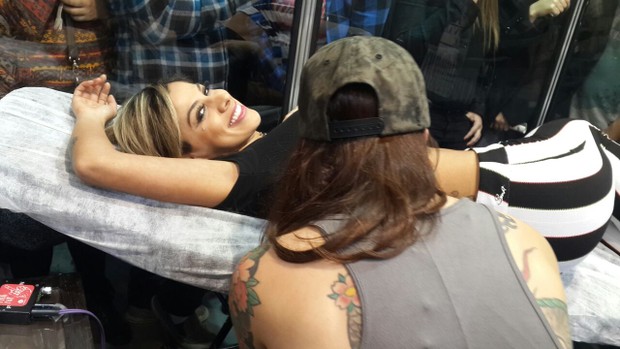 Vanessa, ex-bbb, se tatuando (Foto: Divulgação)