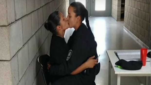 O beijo punido pela polícia