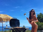 Izabel Goulart posa de biquininho em Ibiza fazendo churrasco