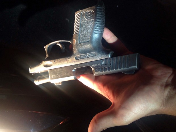 Arma apreendida em Santos foi furtada de um policial civil da capital paulista (Foto: Divulgação/Polícia Militar)