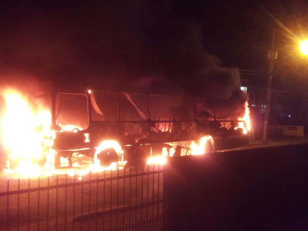 Ônibus foi incendiado no bairro dos Ingleses, em Florianópolis (Foto: Osvaldo Sagaz/ CBN Diário)