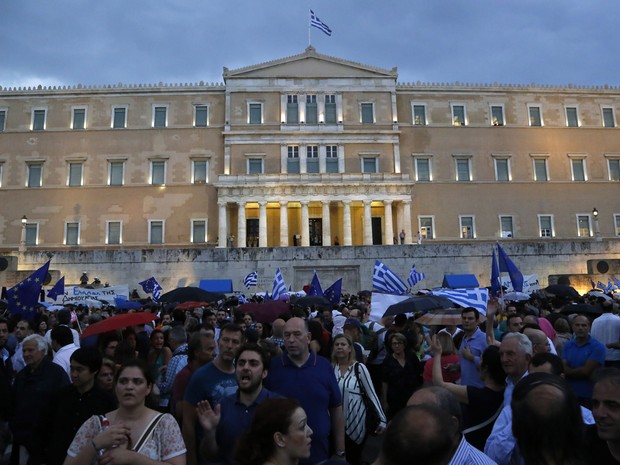 Manifestantes a favor do 'sim' protestam para que a Grécia aceite as propostas dos credores (Foto: Petros Karadjias / AP)