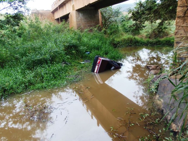 G1 Carro cai em rio em Itambé acidente mata pai e filho de oito anos